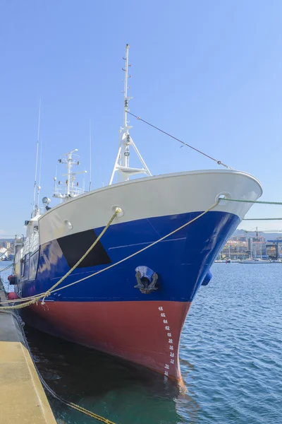 Gamla fisketrålare förankrade — Stockfoto