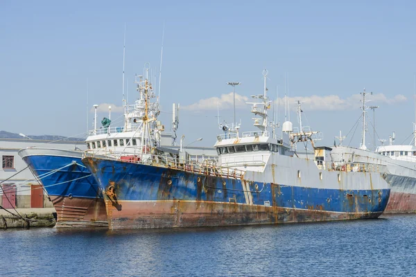Oude visserij trawler verankerd — Stockfoto