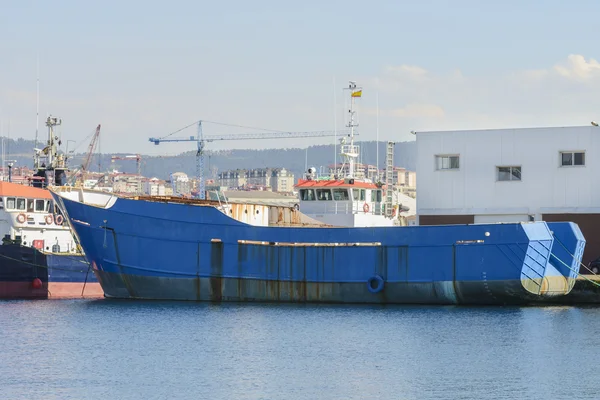 Gamla fisketrålare förankrade — Stockfoto