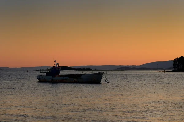 Het schip op een ligplaats bij zonsondergang — Stockfoto