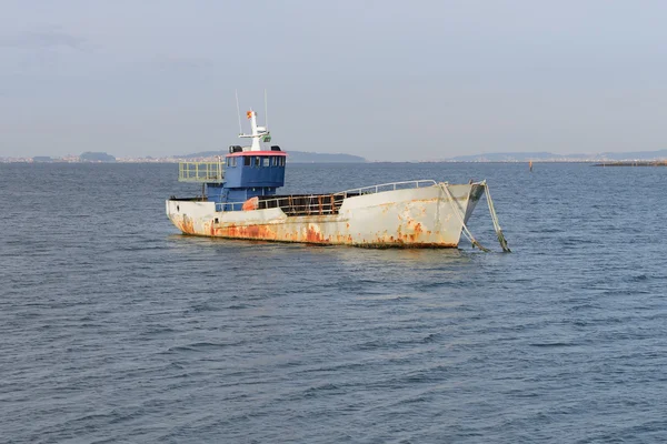 Gamla fisketrålare förankrade — Stockfoto