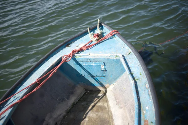 Barco de pesca em uma amarração — Fotografia de Stock