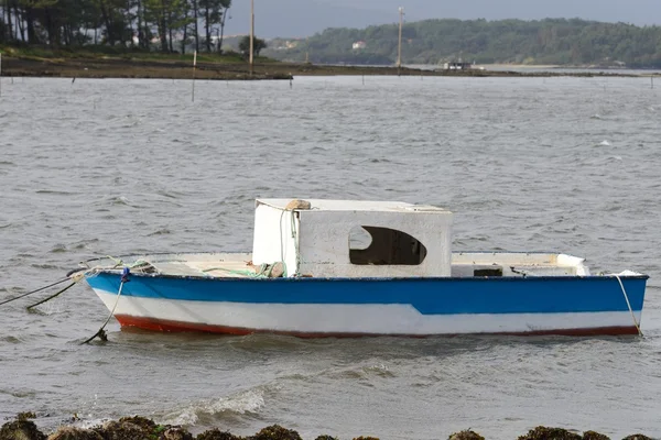 Vissersboot op een ligplaats — Stockfoto
