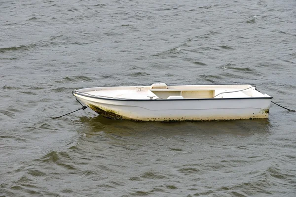 Bateau de pêche sur un mouillage — Photo