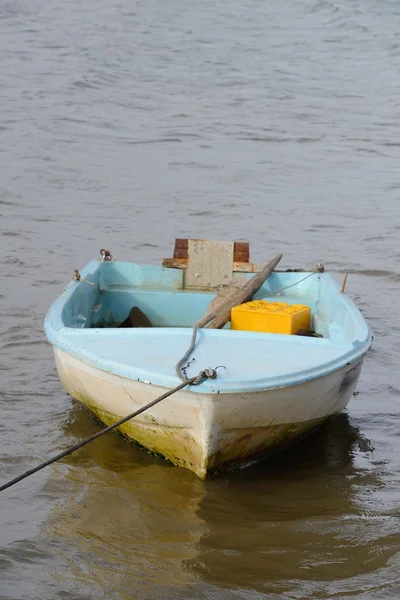 Рыбацкая лодка на причале — стоковое фото