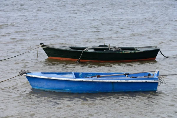 Barco de pesca em uma amarração — Fotografia de Stock