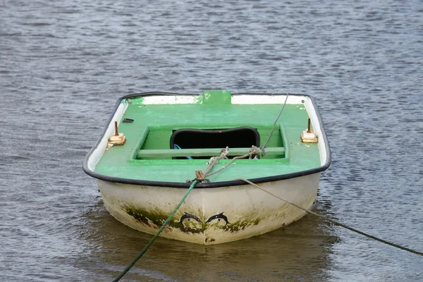 Рибальський човен на причалі — стокове фото