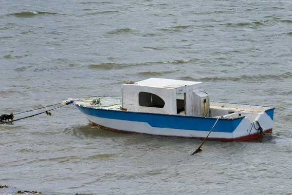 Barca da pesca su un ormeggio — Foto Stock