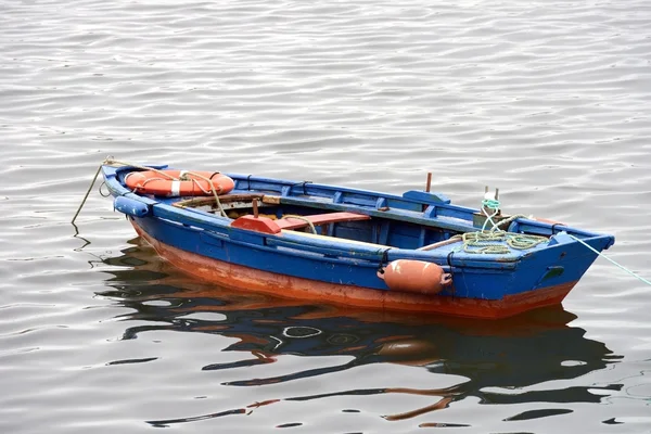 Barco de pesca em uma amarração — Fotografia de Stock