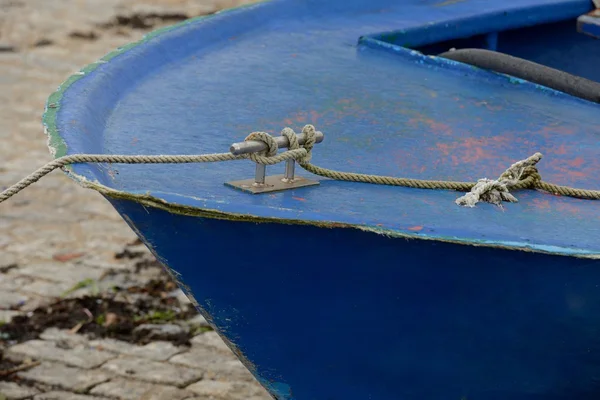 Barco de pesca em uma amarração — Fotografia de Stock