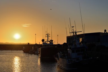 gün batımında demirleme gemilerde