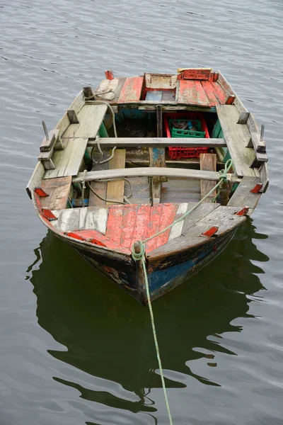 Bateau de pêche sur un mouillage — Photo