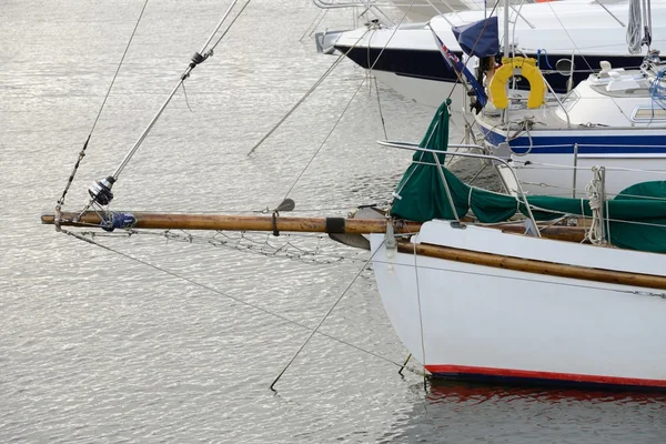 Båtar i hamn — Stockfoto