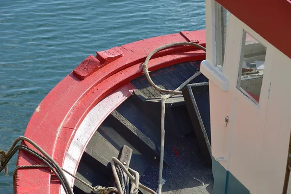 Barco de pesca em uma amarração — Fotografia de Stock