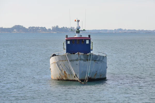 Alte Fischtrawler vor Anker — Stockfoto