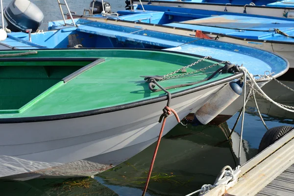 Fiskebåt på en förtöjning — Stockfoto