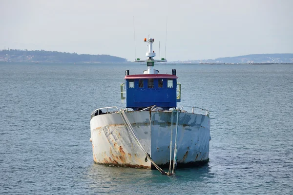 Gamla fisketrålare förankrade — Stockfoto