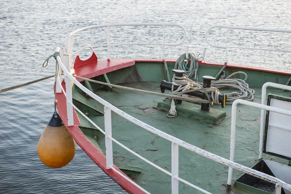 Barca da pesca su un ormeggio — Foto Stock