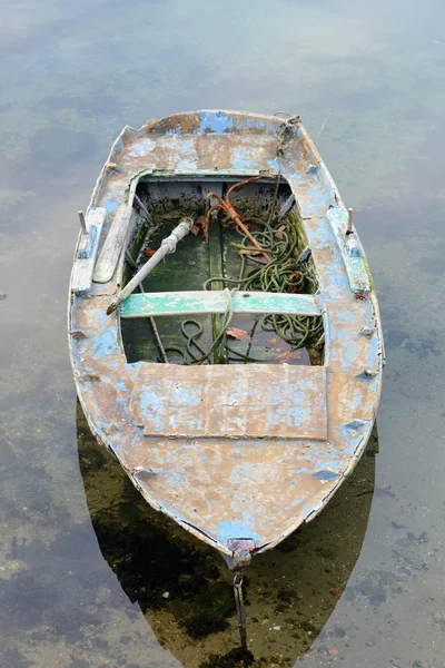 Рыбацкая лодка на причале — стоковое фото