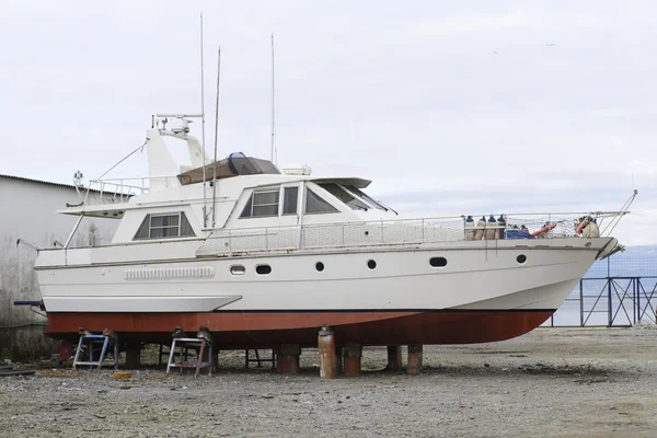 Yacht zur Reparatur auf der Anlegestelle — Stockfoto