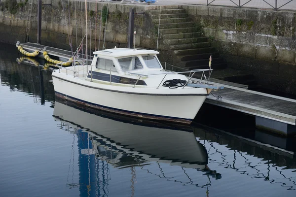 Fischerboot auf einem Liegeplatz — Stockfoto