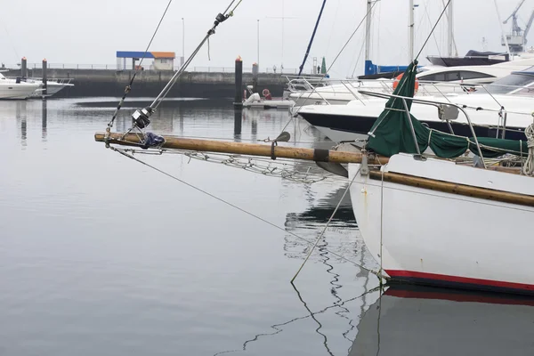 Båtar i hamn — Stockfoto