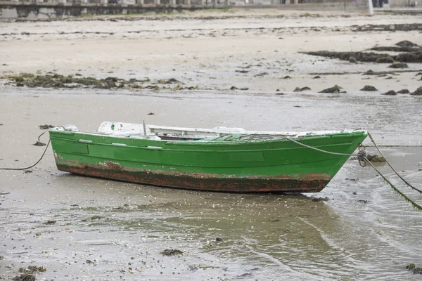 Barco de pesca em uma amarração — Fotografia de Stock