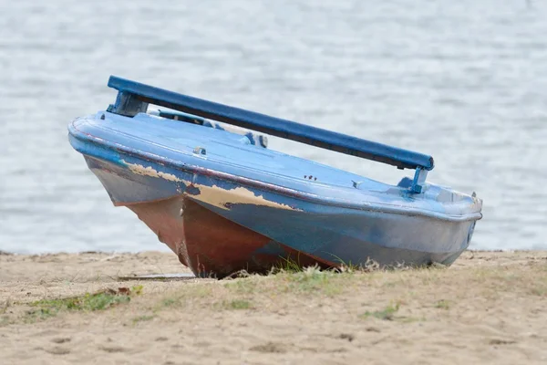 Bateau de pêche sur un mouillage — Photo