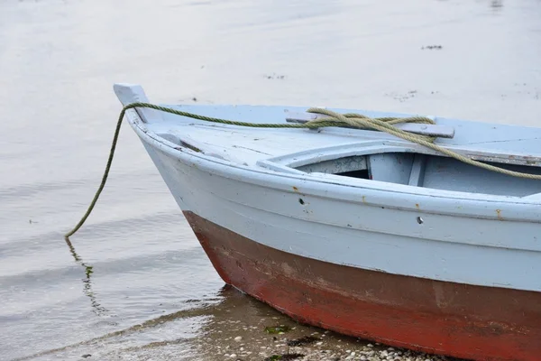 Barco de pesca em uma amarração — Fotografia de Stock