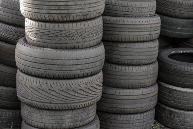 eski lastiklerin bir depolama