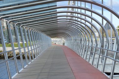 Geçiş Köprüsü'nde, perspektif