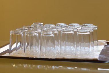 bir tepsi üzerinde boş gözlük