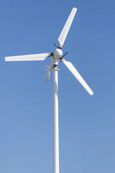 Windturbines tegen de blauwe lucht — Stockfoto