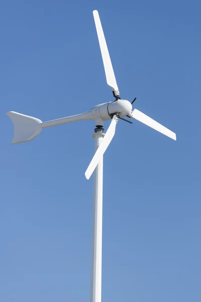 Windturbines tegen de blauwe lucht — Stockfoto