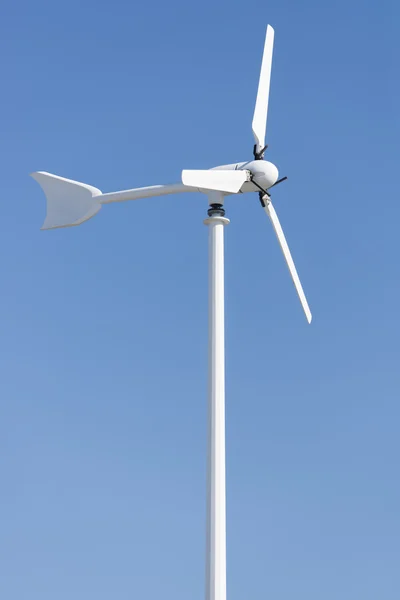 Windräder gegen den blauen Himmel — Stockfoto