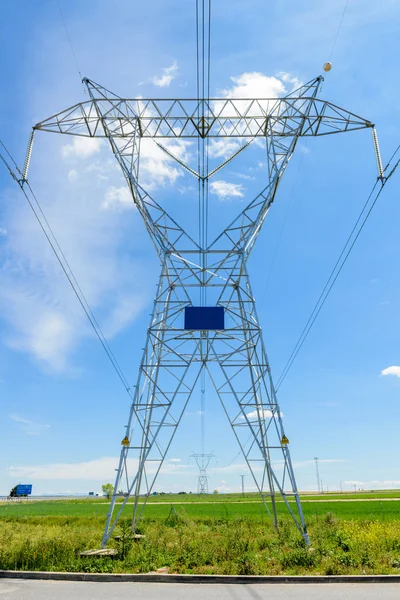 Stromleitungen gegen den Himmel — Stockfoto