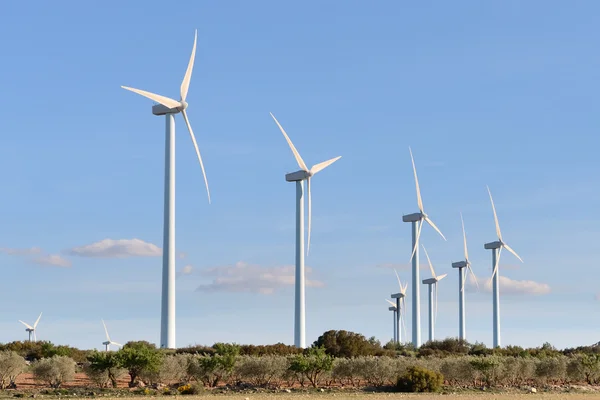 Windturbines tegen de blauwe lucht — Stockfoto