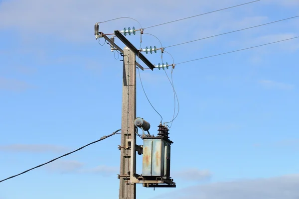 Linhas de energia contra o céu — Fotografia de Stock