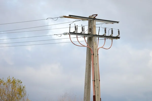 Линии электропередач против неба — стоковое фото