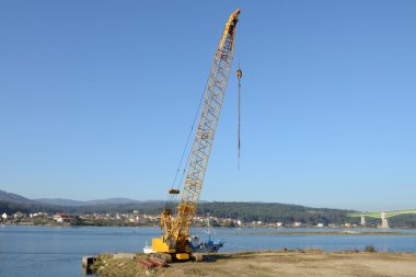gökyüzü arka plan üzerinde uzun boylu vinç