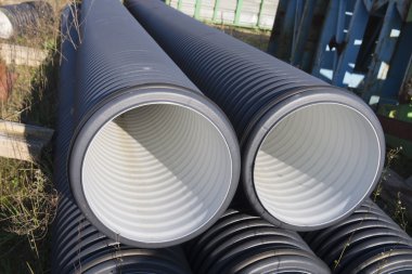 bir inşaat sahasında boru