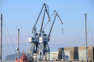 gökyüzü arka plan üzerinde bağlantı noktası vinç