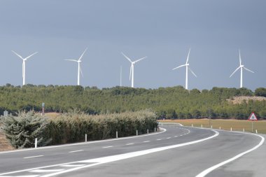 Mavi gökyüzüne karşı rüzgar türbinleri