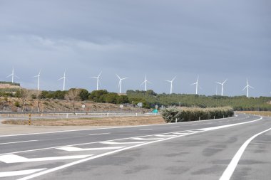 Mavi gökyüzüne karşı rüzgar türbinleri