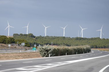 Mavi gökyüzüne karşı rüzgar türbinleri