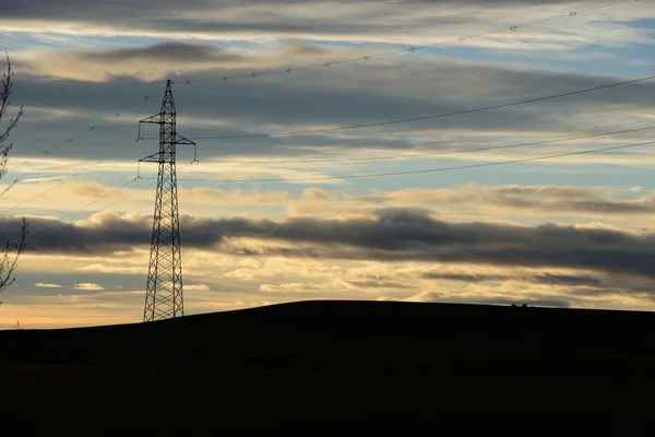 Líneas eléctricas contra el cielo — Foto de Stock