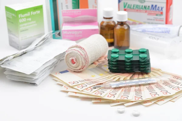 Léky a euro izolovaných na bílém pozadí — Stock fotografie
