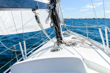 okyanus görünümünden yelkenli yat