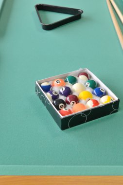 Beyaz arka plan üzerinde izole Bilardo masası