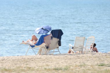 Sahildeki plaj sandalyesi.